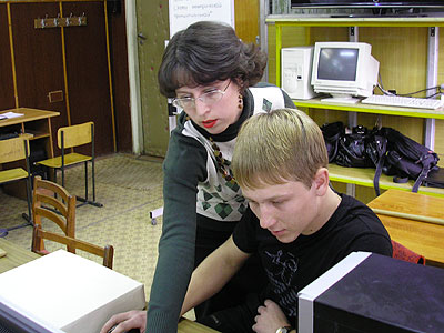 Преподаватель оказывает помощь студенту.
Фото Прокопенко А.А.