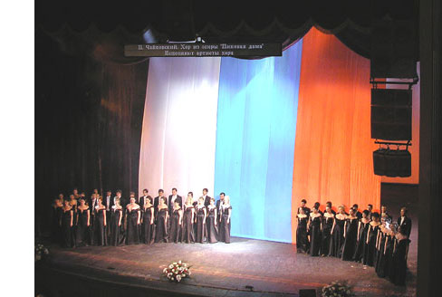 Поет хор музыкального театра. Фото А.А. Прокопенко