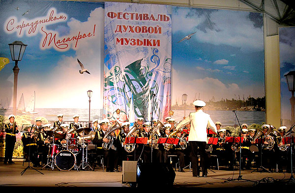 Играет духовой оркестр ТКМП. 
Фото Прокопенко А.А.